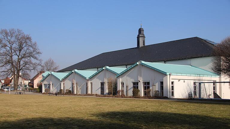 Rasch einen weiteren Anbau hinstellen, und fertig ist die Veranstaltungshalle? Mehr ist dem Kitzinger Stadtrat nach 30 Jahren Diskussion zu diesem Thema nicht eingefallen. Rasch einen weiteren Anbau hinstellen, und fertig ist die Veranstaltungshalle? Mehr ist dem Kitzinger Stadtrat nach 30 Jahren Diskussion zu diesem Thema nicht eingefallen.