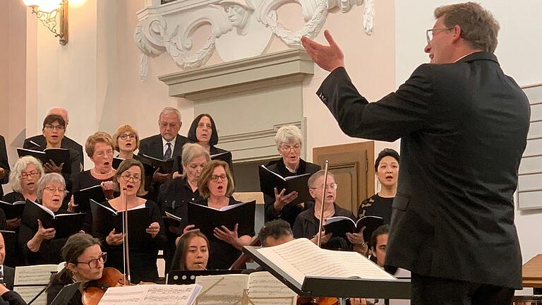 Dekanatskantor Martin Blaufelder bei mit vollem Einsatz vor der Paul-Eber-Kantorei in der Evangelischen Stadtkirche Kitzingen.