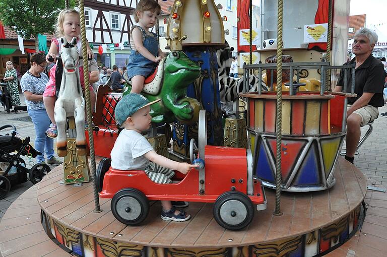 Im Kinderkarussell drehten die Jungen und Mädchen ihre Runden.