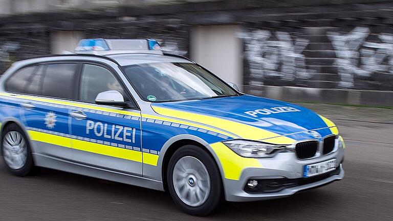 Polizei       -  Streifenwagen auf Einsatzfahrt (Symbolfoto).