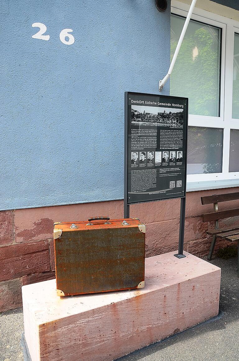In der Maintalstraße 26, neben der ehemaligen Synagoge, hat der  Markt Triefenstein einen weiteren Denkort für seine ehemaligen jüdischen Mitbürger errichten lassen.