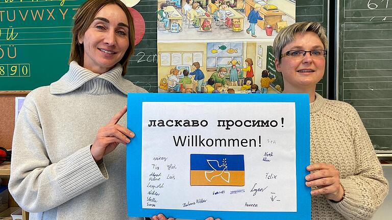 Als der erste Schüler aus der Ukraine Anfang März in die Sinnberg-Grundschule Bad Kissingen kam, bastelten Mitschülerinnen und Mitschüler ein Willkommensschild. Im Bild Schulleiterin Marietta Menz (links) und Klassenlehrerin Barbara Wieber. Als der erste Schüler aus der Ukraine Anfang März in die Sinnberg-Grundschule Bad Kissingen kam, bastelten Mitschülerinnen und Mitschüler ein Willkommensschild. Im Bild Schulleiterin Marietta Menz (links) und Klassenlehrerin Barbara Wieber.