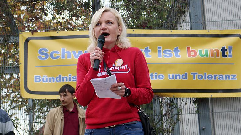 Marietta Eder von 'Schweinfurt ist bunt' nahm bei einer Veranstaltung im Oktober 2022 den Vermieter der Immobilie, in der der Dritte&nbsp; Weg sein Parteibüro eröffnet hat, in die Pflicht.