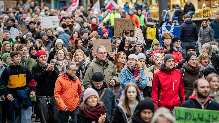 Rund 10 000 Menschen protestieren Anfang Februar in Würzburg gegen Rechtsradikalismus und für die Demokratie. Nun soll es erneut eine große Demonstration geben.