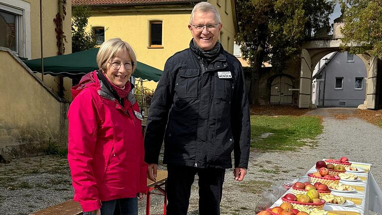 Renate und Michael Baumann präsentierten verschiedene Apfelsorten beim Kelterfest in der Kartause.