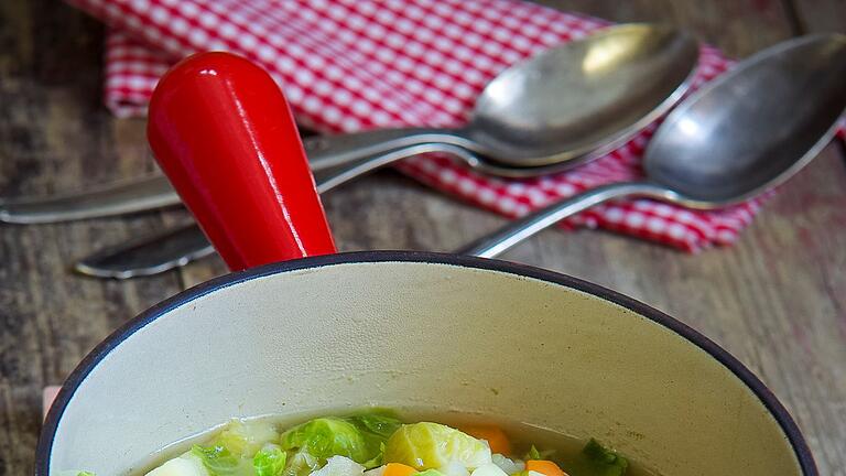 Gemüseeintopf       -  Hühnersuppe bei Erkältung: Wissenschaftliche Beweise für eine Heilwirkung gibt es nicht, dennoch kann heiße Suppe durch Wärme wohltuend sein.