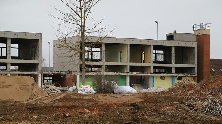 Die Initiatoren des Bürgerbegehrens plädieren für einen Neubau an Stelle der zwischenzeitlich vollständig abgerissenen früheren Hauptschule in Unterspiesheim. Das Bild entstand im Dezember 2024.