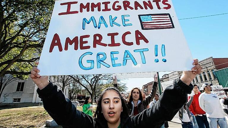 Migranten-Streik       -  Eine Studentin demonstriert gegen Trumps Haltung gegenüber Einwanderern und verändert dazu seinen Wahlkampf-Slogan zu: &bdquo;Einwanderer machen Amerika groß&ldquo;.