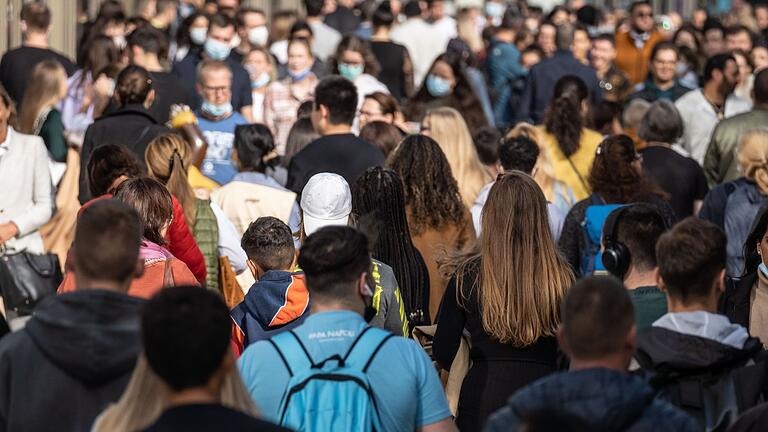 Menschenmasse       -  Für die Studie wurden Menschen im Alter von 52 bis 66 Jahren sowie Personen im Alter von 13 bis 26 Jahren befragt.