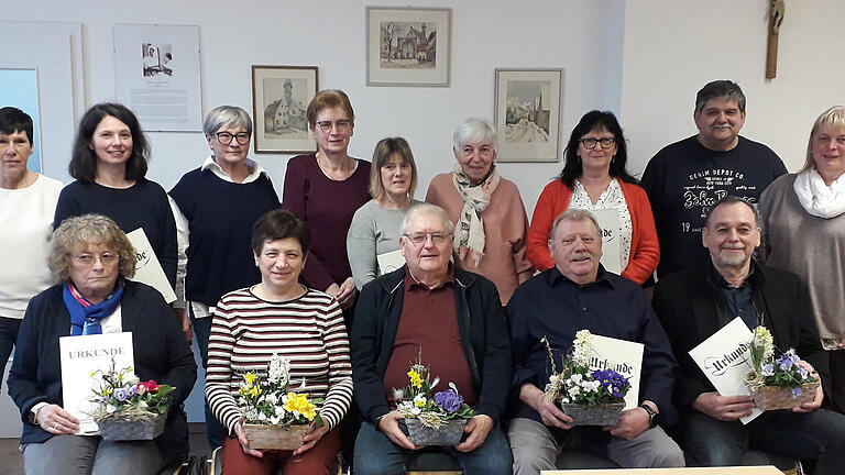 Ehrung für langjährige Mitgliedschaft im Obst- und Gartenbauverein Heßlar (hinten von links): 2. Vorsitzende Maria Weigand, Ingrid Pötzsch, Brigitte Feser, Lydia Treutlein, Petra Lummel, Helga Schnackig, Brigitte Riedmann, Arnold Kaufmann, 1. Vorsitzende Elfriede Vollmuth, (vorne von links): Margit Vey, Hiltrud Heller, Roland Lamprecht, Raimund Münch, Harald Lamprecht.