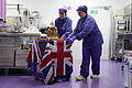 Vor der Krönung von König Charles III.       -  Die Cadbury World Chocolatiers Dawn Jenks und Donna Oluban geben einer 45 Zentimeter großen Schokoladennachbildung der St. Edward's Crown den letzten Schliff.