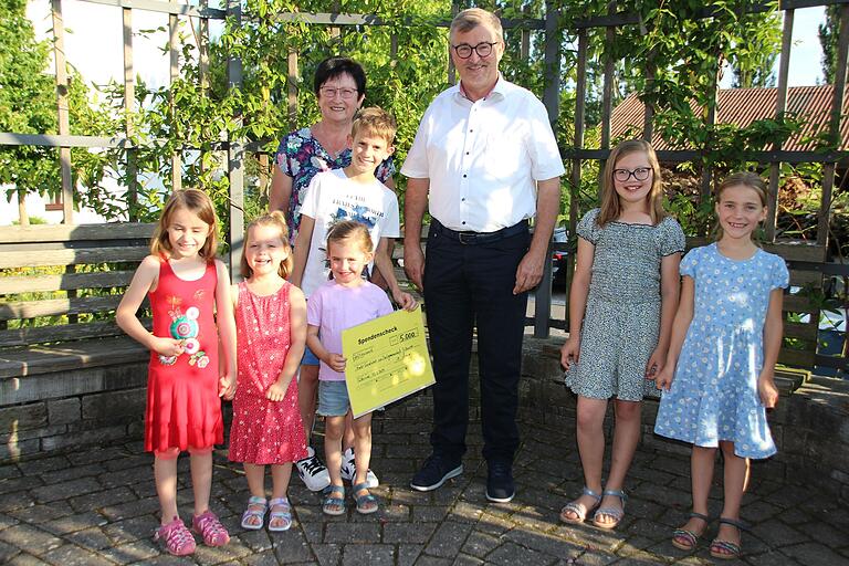 Empfänger einmal umgekehrt: Für eine Seilbahn auf ihrem Spielplatz überreichten Kinder aus dem Geiselwinder Ortsteil Füttersee einen Scheck über 5000 Euro an Bürgermeister Ernst Nickel. Empfänger einmal umgekehrt: Für eine Seilbahn auf ihrem Spielplatz überreichten Kinder aus dem Geiselwinder Ortsteil Füttersee einen Scheck über 5000 Euro an Bürgermeister Ernst Nickel.