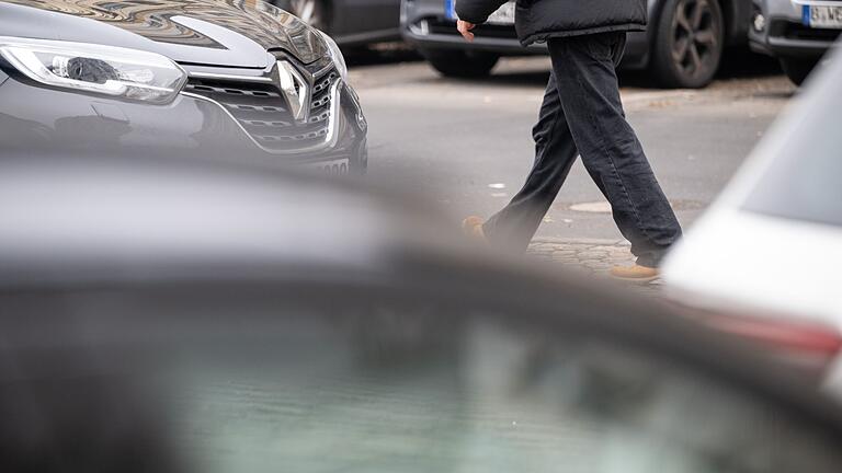 Verkehr       -  Besonders in Metropolen gingen die Menschen zuletzt häufiger zu Fuß und ließen das Auto öfter stehen. (Symbolbild)