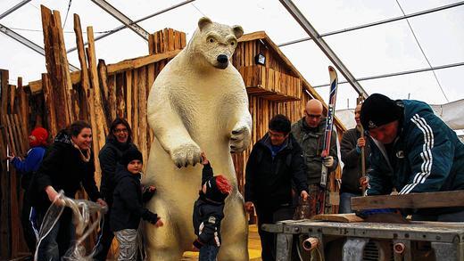 Eisbärig: Die Vorbereitungen für die Euerbacher Eisbärparty im weißen Winterzelt mit alpinem Ambiente beschäftigen wochenlang den Verein Dinos Masshoppers, hier dessen Vorsitzender Lutz Michel (rechts an der Kreissäge) und einige Helfer.