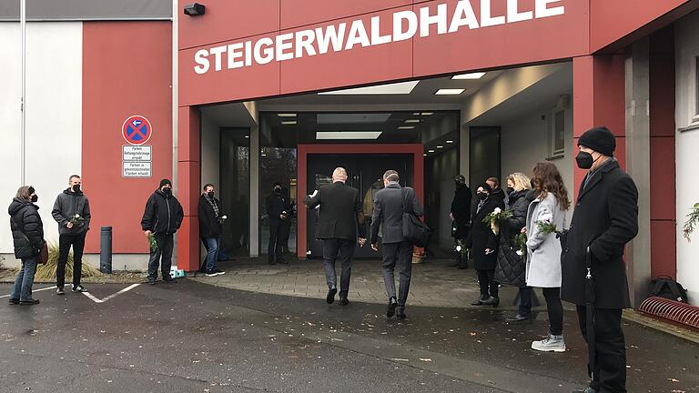 Protest für den Erhalt der Steigerwaldbahn vor der Steigerwaldhalle in Wiesentheid vor der Sitzung des Kitzinger Kreistages. Protest für den Erhalt der Steigerwaldbahn vor der Steigerwaldhalle in Wiesentheid vor der Sitzung des Kitzinger Kreistages.
