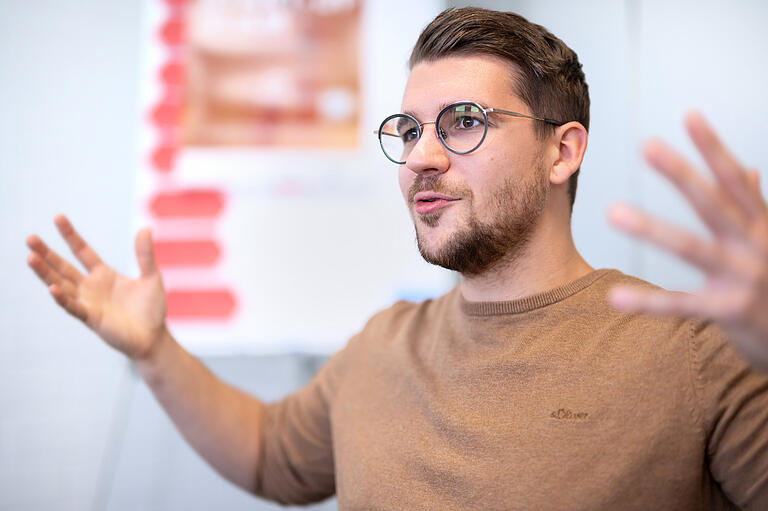 Der Innovationsscout der Startbahn27, Nico Hildmann, betreut und berät angehende Gründerinnen und Gründer in Schweinfurt bei ihren Ideen.