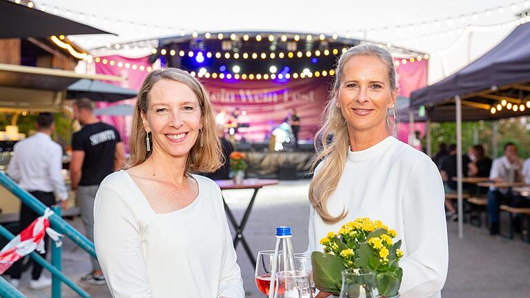 Beim Stein-Wein-Fest spielten am Montag Abend die Band Bzodee bei sommerlichen Wetter.