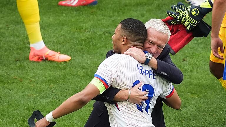 Euro 2024: Frankreich - Belgien       -  Nationaltrainer Didier Deschamps (r) und Frankreichs Superstar Kylian Mbappé feiern den Sieg gegen Belgien.