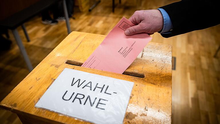 Viele Berechtigte in Unterfranken haben bereits ihre Stimme abgegeben. Im Würzburger Rathaus beispielsweise sind eigens Wahlurnen für die Wahlbriefe aufgestellt. Viele Berechtigte in Unterfranken haben bereits ihre Stimme abgegeben. Im Würzburger Rathaus beispielsweise sind eigens Wahlurnen für die Wahlbriefe aufgestellt.