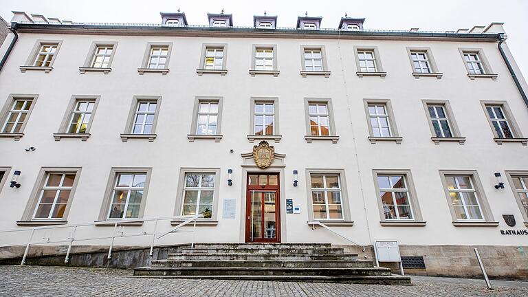Nachrichten aus dem Rathaus: Bei der Stadtratssitzung wurde unter anderem eine Entscheidung aus der nichtöffentlichen Sitzung von Ende März bekannt gegeben. Nachrichten aus dem Rathaus: Bei der Stadtratssitzung wurde unter anderem eine Entscheidung aus der nichtöffentlichen Sitzung von Ende März bekannt gegeben. 