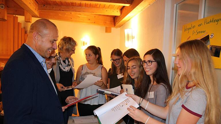 erste Bildungskonferenz in Hammelburg, zu der 150 Teilnehmer kamen, um sich über 'Bildungswege für Neuzugewanderte' auszutauschen.       -  erste Bildungskonferenz in Hammelburg, zu der 150 Teilnehmer kamen, um sich über 'Bildungswege für Neuzugewanderte' auszutauschen.