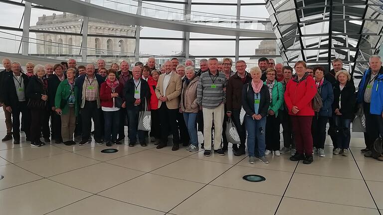 Besuchergruppe in der Kuppel des Reichtages.