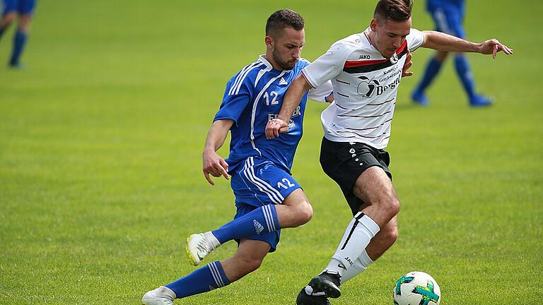 Schollbrunns Seyhin Kizildeniz (links) verfolgt Simon Kempf vom FSV Holzkirchen/Neubrunn.