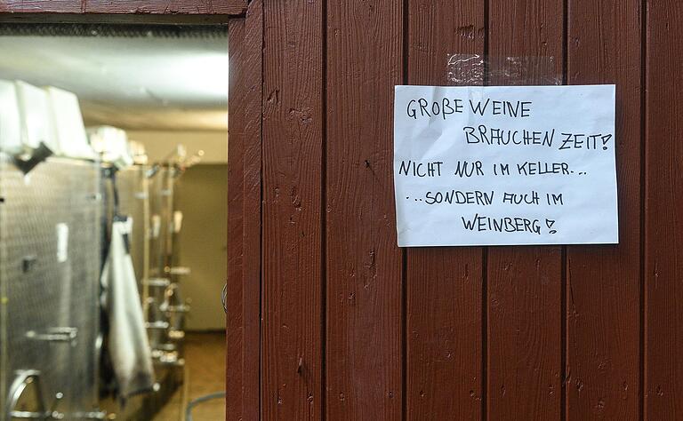 Ohne Geduld kommen Winzer nicht weit. Bei Martin Göbel erinnert ein Zettel im Keller seines Weingutes an die Entdeckung der Langsamkeit.&nbsp;