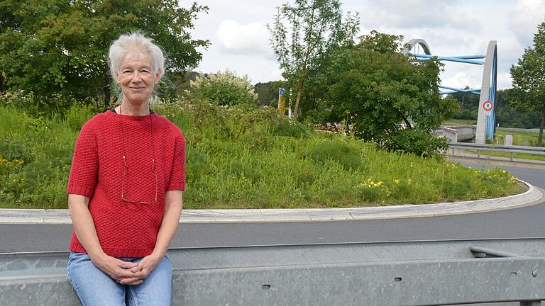 Elisabeth Fleuchaus kümmert sich um die Bepflanzung des Kreisels an der Nordbrücke in Marktheidenfeld.