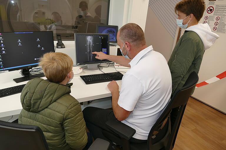 Offene Tür im Gesundheitszentrum: Radiologe Dr. Michael Keupp erklärt seinen jungen Besuchern den Verlauf von Blutadern anhand eines Röntgenbildes