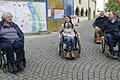 Rollstuhlfahrt über den holprigen Marktplatz (von links) Astrid Glos, Sabrina Stemplowski, Gerd Herold und Stefan Güntner.