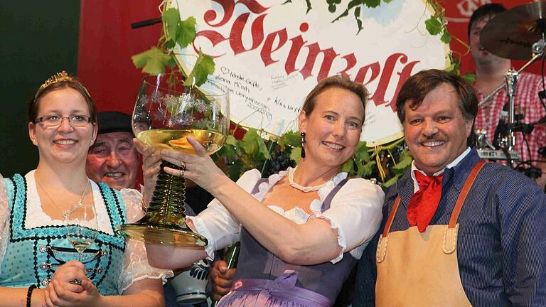 'Auf eine friedliche Wiesn': Stefanie Kufler (Mitte) bei einer Oktoberbest-Eröffnung mit der Weinprinzessin Franziska Galena und Elmar Henke im Weinzelt.