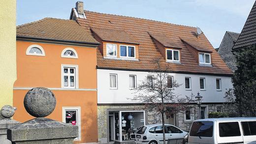 Tatort Weiße-Turm-Straße: In der rechten Dachwohnung des Hauses rechts wurde am 12. Dezember 1983 der 83-jährige Rentner Anton Tippelt umgebracht. Tatort Weiße-Turm-Straße: In der rechten Dachwohnung des Hauses rechts wurde am 12. Dezember 1983 der 83-jährige Rentner Anton Tippelt umgebracht.
