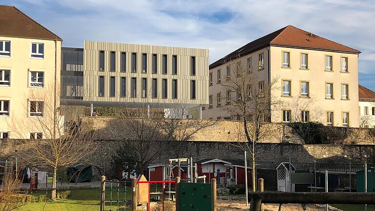 Die Mädchenrealschule Volkach bekommt einen zweigeschossigen Anbau, der auf Stützen errichtet wird. Der Erweiterungsbau soll damit den Eindruck eines über der Stadtmauer schwebenden Kubus erwecken, wie die Visualisierung zeigt.