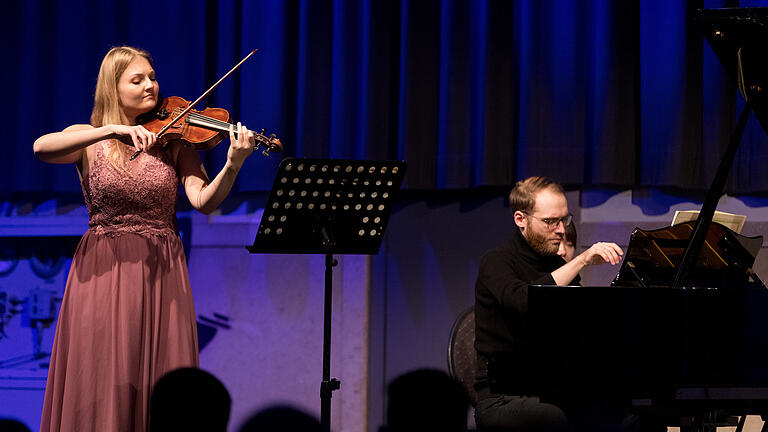 Rund 50 Gäste besuchten am Sonntag das Konzert „Of rain and love“ beim Kammermusik! Festival im Maschinenhaus im Bürgerbräugelände in Würzburg. Es spielen: Anna Wiedemann (Violine) und Jonas Gleim (Klavier).