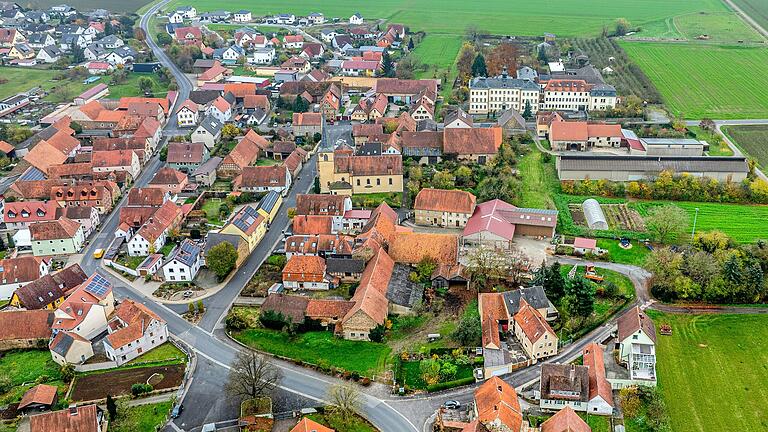 Am Rande des 450-Einwohner-Dorfes im Landkreis befindet sich das weitläufige Klosteranwesen, das früher den Erlöserschwestern gehörte (rechts oben). Am Rande des 450-Einwohner-Dorfes im Landkreis befindet sich das weitläufige Klosteranwesen, das früher den Erlöserschwestern gehörte (rechts oben).