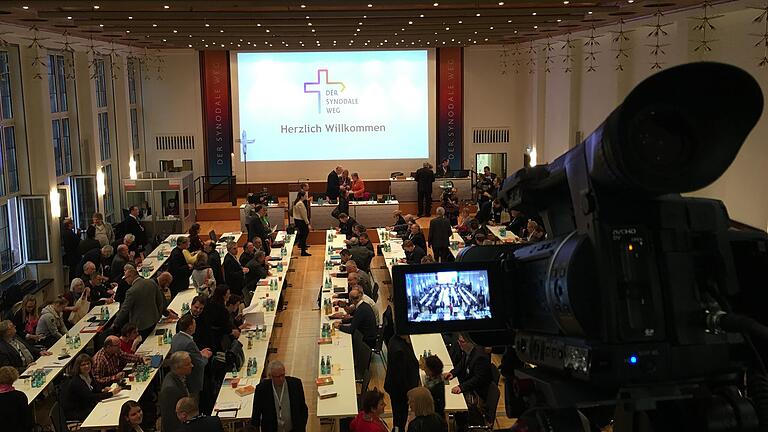 Blick in den großen Saal des einstigen Dominikanerklosters in Frankfurt. Dort trafen sich Kleriker und Laien zur ersten Vollversammlung des Synodalen Wegs (31. Januar bis 1. Februar 2020), ein Reformdialog der katholischen Kirche.