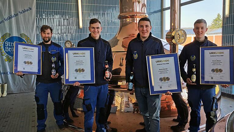 Auf unserem Foto freut die vier Goldjungs (von links) Nils Petersohn, Lauritz Bräunig, der verantwortliche Braumeister Benjamin Betz und Elvis Lentz über die Übergabe der Goldmedaille mit der Urkunde von dem DLG Testzentrum aus Frankfurt.