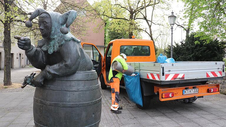 Am Narreneck befüllt Peter Hauck den dritten und letzten Müllsack auf seiner Tour durch die Innenstadt.