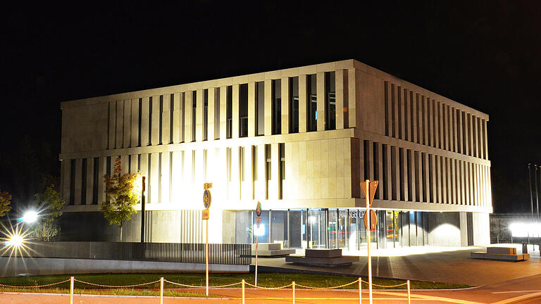 Wie sich Nachbarn gegenseitig bekriegen, darüber könnten die Richterinnen und Richter am Amtsgericht Haßfurt aufgrund langjähriger Erfahrung wohl ganze Bücher schreiben. (Symbolfoto) Wie sich Nachbarn gegenseitig bekriegen, darüber könnten die Richterinnen und Richter am Amtsgericht Haßfurt aufgrund langjähriger Erfahrung wohl ganze Bücher schreiben. (Symbolfoto)