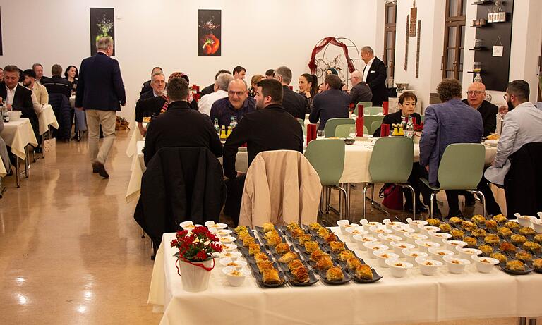 Gemeinsames Abendessen nach dem Fastenbrechen in der Kantine der Stadtverwaltung.