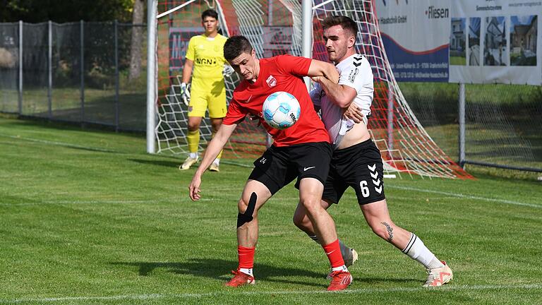 Lucas Fleischmann (vorne) schoss die DJK Schwebenried/Schwemmelsbach im Heimspiel gegen den TSV Aubstadt II (hinten Yannik Amthor) früh in Führung.