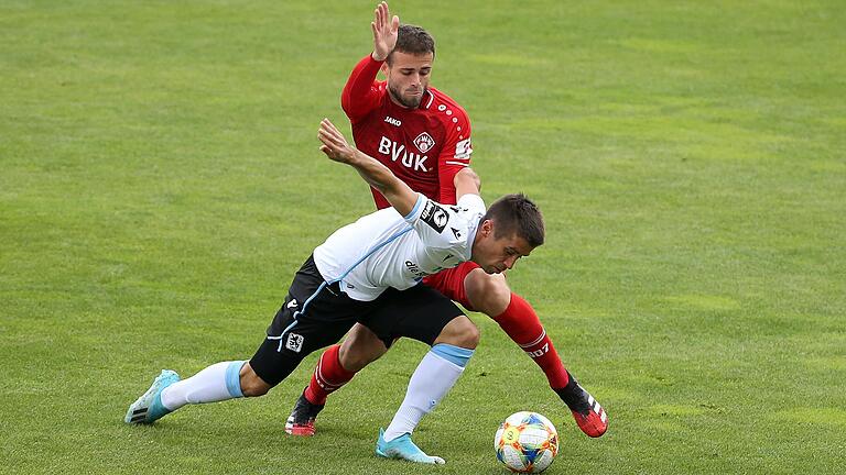 In München hatte er seinen ersten Einsatz nach drei Monaten Verletzungspause: Daniel Hägele (hinten), hier gegen 60er Stefan Lex, ist wieder fit. Der Vize-Kapitän sieht die Kickers gegen den FC Carl Zeiss Jena (Mittwoch, 19 Uhr) klar in der Favoritenrolle, warnt aber vor Überheblichkeit.