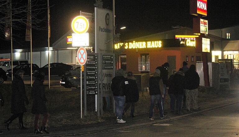 In der Nähe der Norma in der Korbacherstraße in Wiesentheid löste die Polizei am Montag eine nicht genehmigte Versammlung von Corona-Maßnahmen-Gegnern auf.