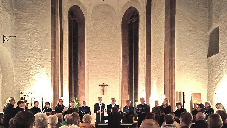 Der Chor des Musik- und Gesangvereins Zell a. Main beim Konzert in der evangelischen Versöhnungskirche in Zell.