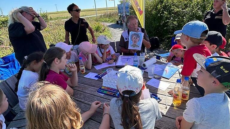 Die Buntstiftkinder besuchten den Mittelpunkt der EU. Die Buntstiftkinder besuchten den Mittelpunkt der EU.