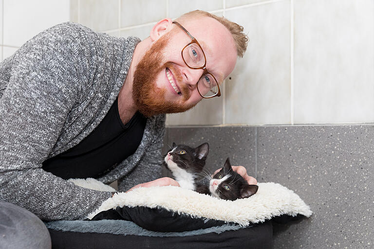 Tierpfleger Maxim Iochim mit den beiden Katzenbabies Rodriguez und Garcia. Tierpfleger Maxim Iochim mit den beiden Katzenbabies Rodriguez und Garcia.