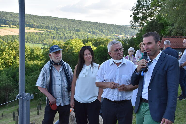 Zur Vorstellung der Plantage kamen (v. l.) der Präsident der Elsässischen Trüffelvereinigung Bernard Vonflie, Mitinhaberin Cecile Radisson, Gerard Chevalier, der 'Vater der Trüffelkultur' und Eigentümer Daniel Rudolf. Zur Vorstellung der Plantage kamen (v. l.) der Präsident der Elsässischen Trüffelvereinigung Bernard Vonflie, Mitinhaberin Cecile Radisson, Gerard Chevalier, der 'Vater der Trüffelkultur' und Eigentümer Daniel Rudolf.