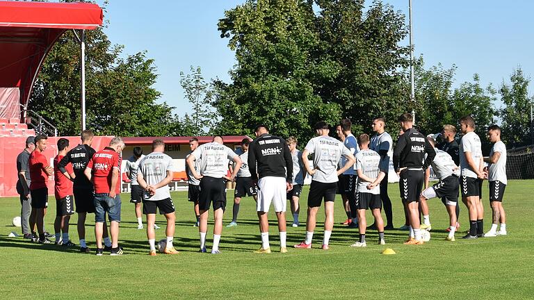 Mit 19 Spielern startete der TSV Aubstadt die Vorbereitung auf die kommende Saison in der Regionalliga Bayern. Mit 19 Spielern startete der TSV Aubstadt die Vorbereitung auf die kommende Saison in der Regionalliga Bayern.
