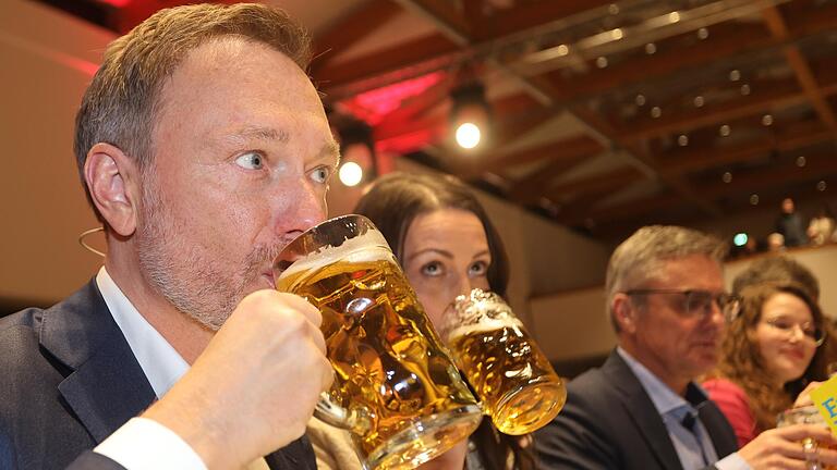 Wieviel Prozent hat das Bier in Niederbayern? Und wieviel Prozent bekommt die FDP bei der Bayern-Wahl? FDP-Chef Christian Lindner macht den Praxistest beim politischen Aschermittwoch in Dingolfing.